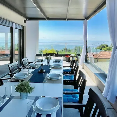 Loqua, Seaview & Private Pool فيلة