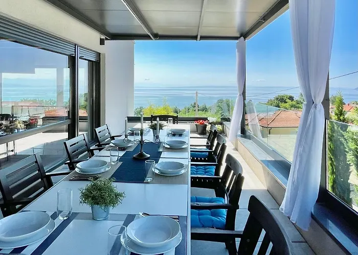 Loqua, Seaview & Private Pool Vilă